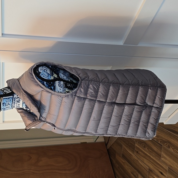 Attention Men's Medium Down puffer vest. - Picture 3 of 9